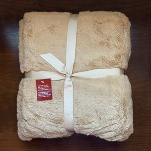 NWT 🎉 Tan Pier 1 Blanket